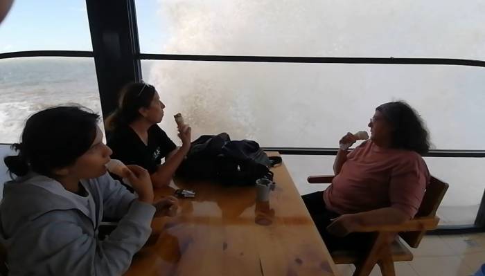 Sahili Döven Dev Dalgaları Dondurma Yiyerek İzlediler