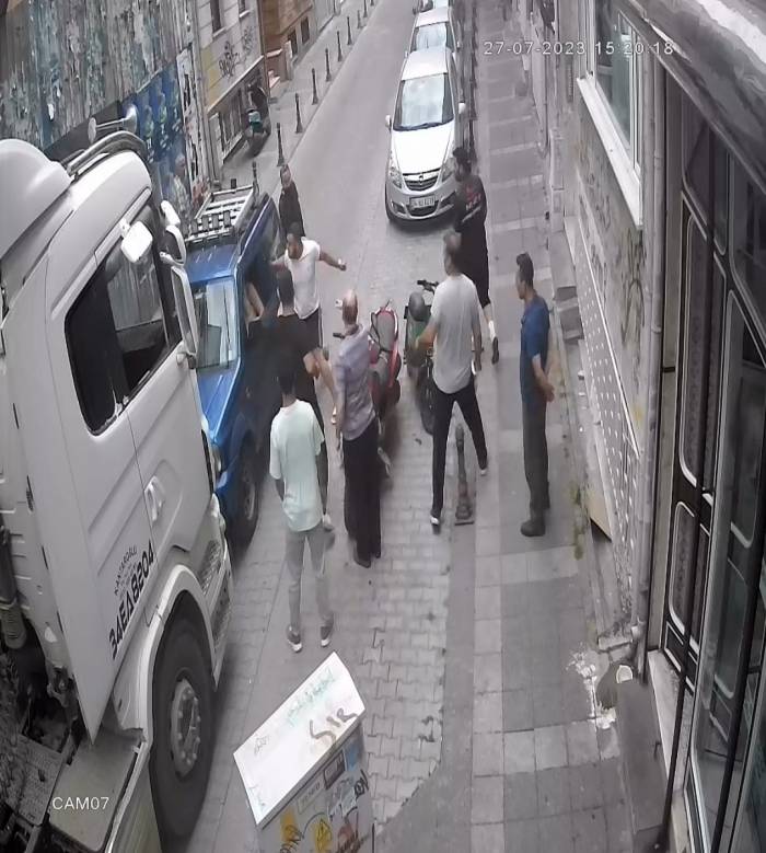 Kadıköy’de Yol Kavgasında Yumruklar Havada Uçuştu