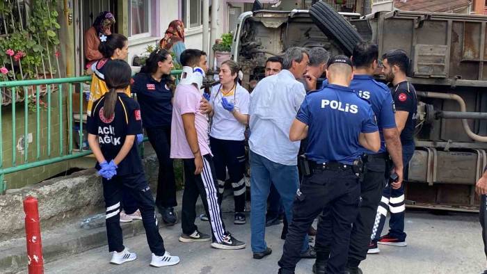 Kayan Kamyon Önce Duvara, Sonra Yeni Alınmış Otomobile Çarparak Devrildi: 3 Kişi Burnu Bile Kanamadan Kurtuldu