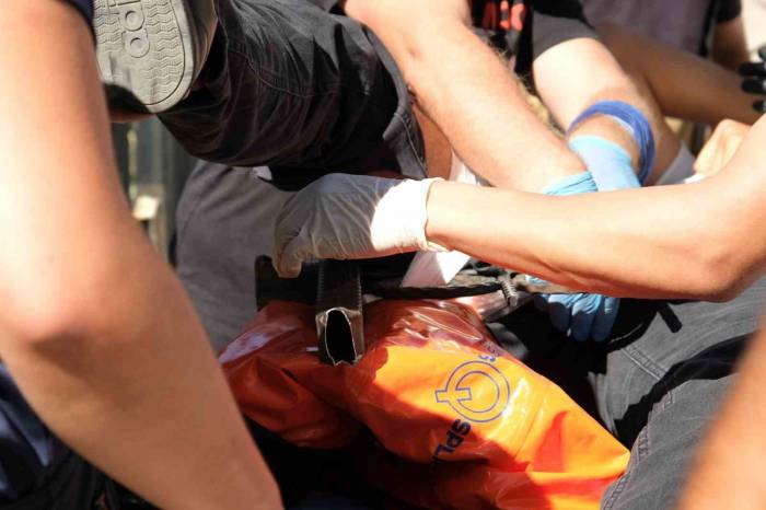 Bacağına Saplanan Korkuluk Demiriyle Hastaneye Kaldırıldı