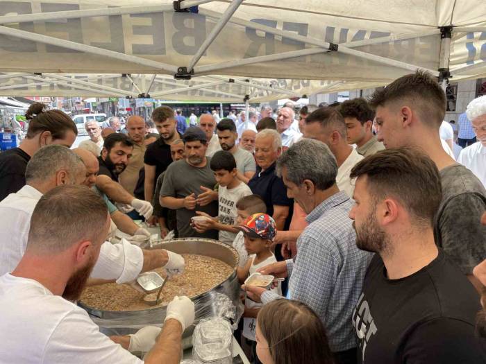 Sakarya’da Cuma Namazı Sonrası Vatandaşa Aşure Dağıtıldı