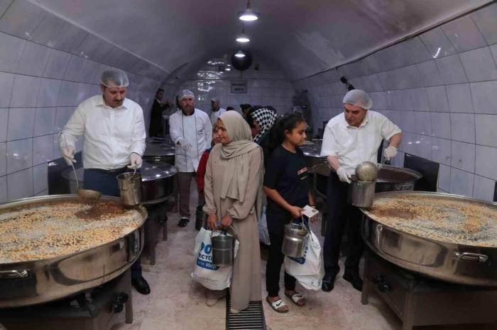 Vali Ayhan Ve Başkan Beyazgül Vatandaşlara Aşure Dağıttı