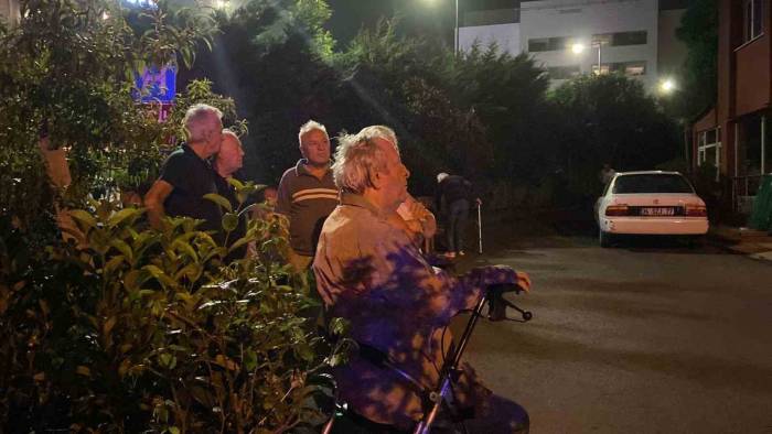 Sarıyer’de 2 Katlı Huzurevinde Korkutan Yangın: 115 Kişinin Kaldığı Bina Tedbiren Boşaltıldı