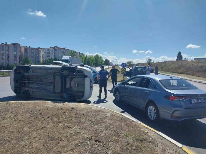 Tekirdağ’da Kavşakta 2 Otomobil Çarpıştı