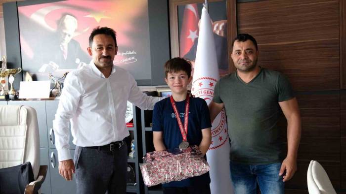 Türkiye İkincisi Olan Erzincanlı Güreşçiye Gençlik Ve Spor İl Müdürü Mumcu’dan Hediye Takdimi
