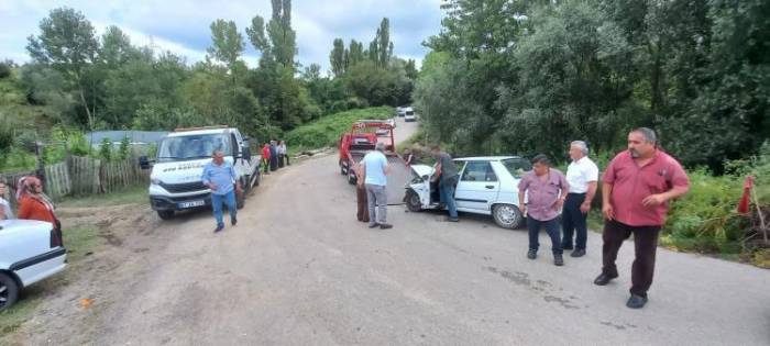 Tali Yoldan Ana Yola Çıkan Otomobil Kaza Yaptı: 3 Yaralı