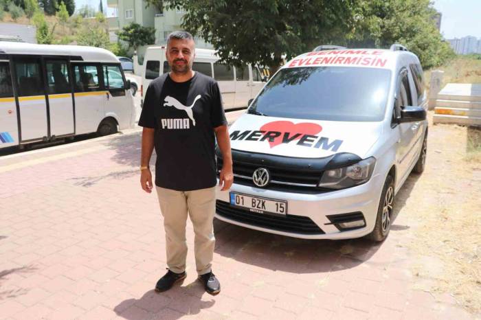 Eşine 8 Yıl Sonra Sürpriz Evlilik Teklifi Yaptı