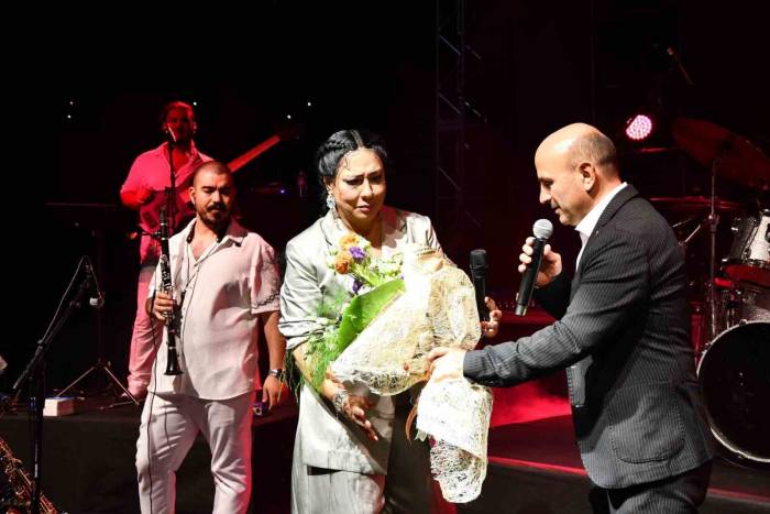 Altınova Belediyesi 16. Kültür Festivali Renkli Görüntülerle Başladı