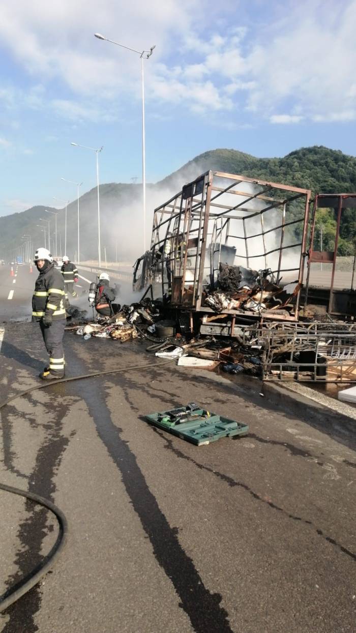 Ev Eşyası Taşıyan Nakliye Kamyonu Küle Döndü