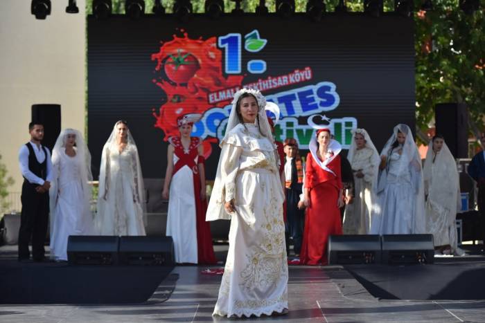 300 Yıllık Elmalı Gelinliği Defileye Çıktı