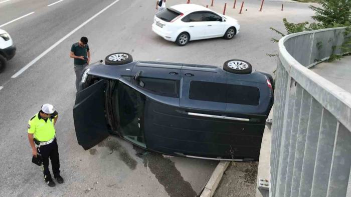 Bilecik’te Kontrolden Çıkan Araç, Üst Geçidin Demir Ayaklarına Çarparak Durdu