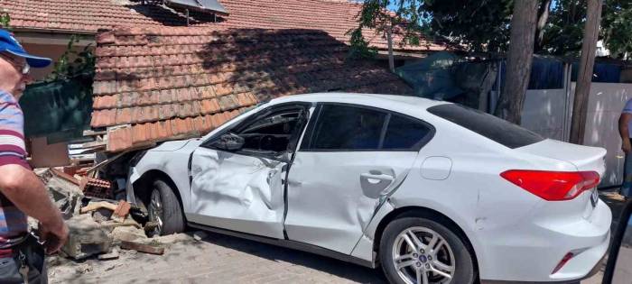 Kamyonla Çarpışan Otomobil Bahçeye Girdi