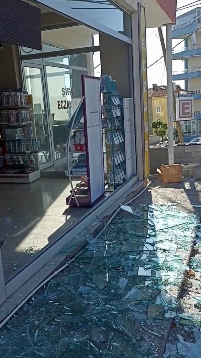 Şiddetli Fırtına İlçede Hayatı Felç Etti: Camlar Kırıldı, Çatılar Uçtu