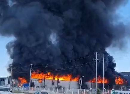 Yanan Geri Dönüşüm Tesisinin Etrafındaki Fabrikalar Tahliye Ediliyor