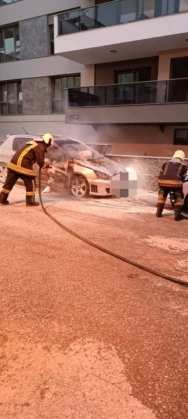 Motor Kısmı Alev Alan Otomobil Kullanılmaz Hale Geldi