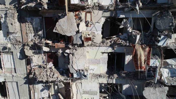 Sanıklar Tahliye Edildi, Depremde Ailesini Kaybeden Avukat Enkaza Karanfil Bıraktı