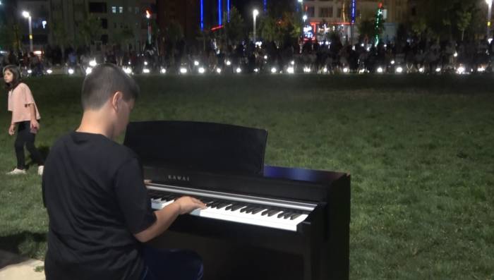 Kusursuz Kulak Bager Çaldı, Yüzlerce Kişi Mest Oldu