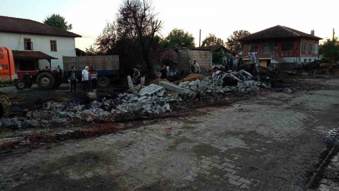 Köyde Çıkan Yangında 4 Samanlık Küle Döndü