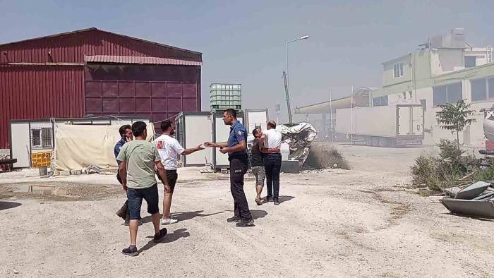 Tamirciye Ait Hurda Araçlar Yandı, Akaryakıt İstasyonu Sahibi Tamircilerle Kavga Etti