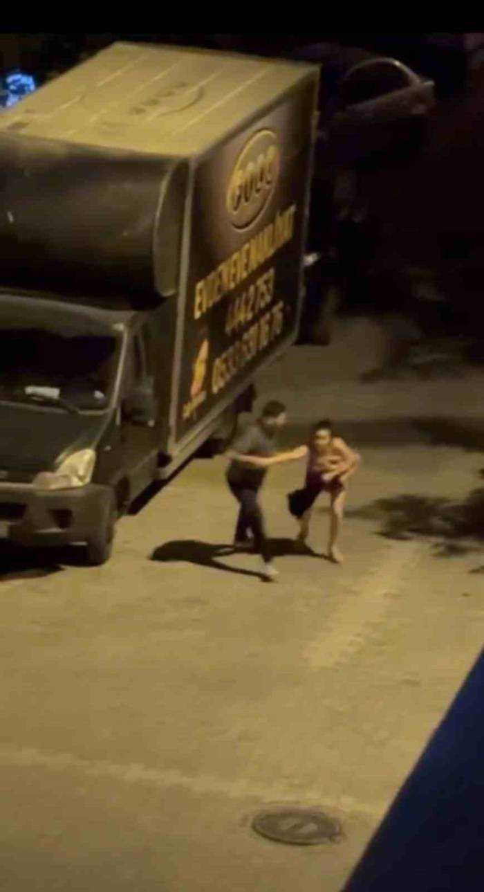 İstanbul’da Taksici İle Ücret İçin Tartışan Kadın Yeri Göğü İnletti