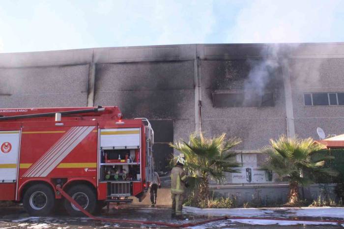 İzmir’de Polyester Fabrikasında Çıkan Yangın Kontrol Altına Alındı