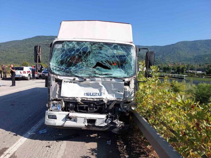Kamyonet İle Panelvan Minibüs Çarpıştı: 4 Yaralı