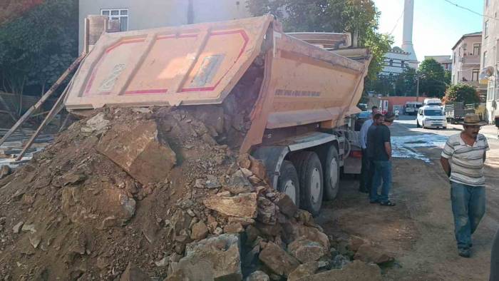 Geri Manevra Yapan Hafriyat Kamyonu Baba Ve 2 Çocuğunu Ezdi