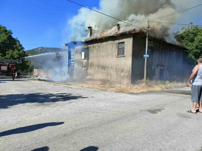Müstakil Evde Çıkan Yangın Söndürüldü