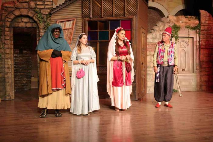 Nevşehir’de “kumpanyada Curcuna” Adlı Tiyatro Oyunu Sahnelendi