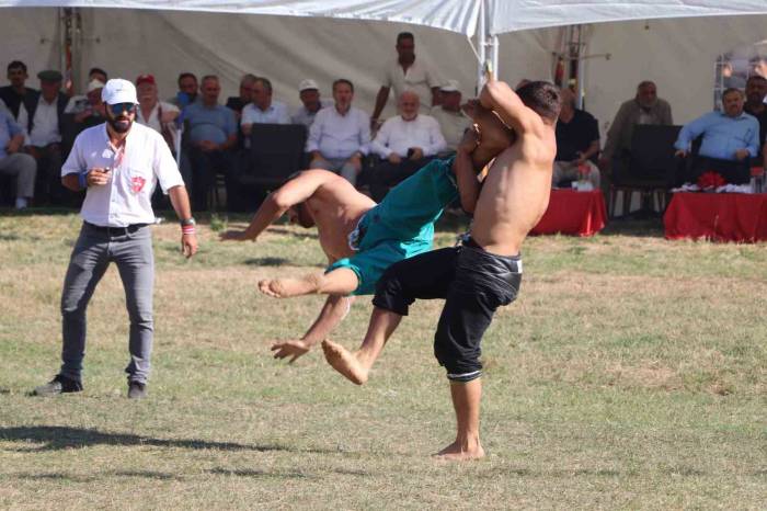 Kavak’ta Nefes Kesen Güreş Festivali Ve Yaz Konseri