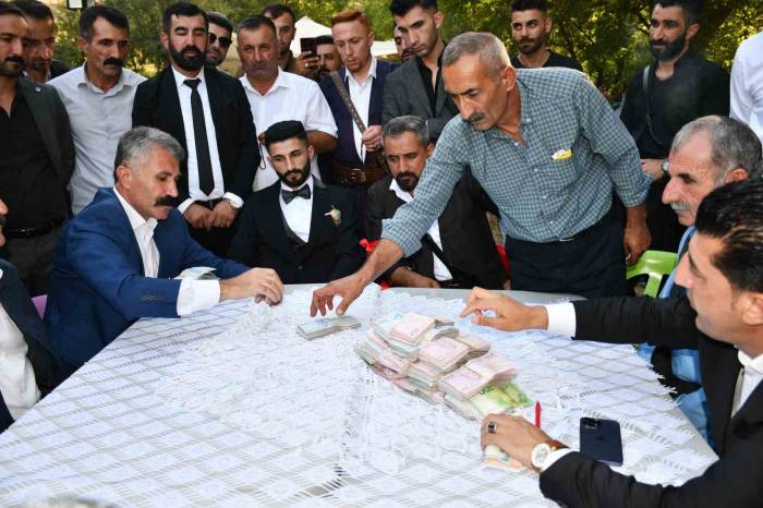 Şırnak’ta Binlerce Davetlinin Katıldığı Düğünde 40 Koyun Kesildi, 1,5 Milyon Tl Para, 1 Kilo Altın Takıldı