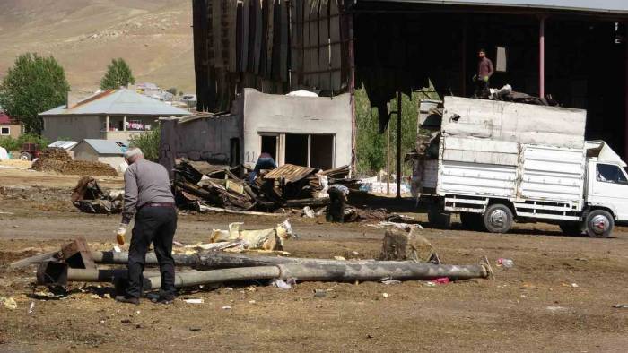 Vanlı Esnafın 30 Yıllık Emeği Yangında Kül Oldu