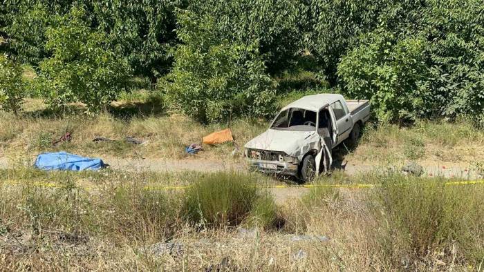 Şarampole Devrilen Kamyonette Yaşlı Çifti Ölüm Ayırdı