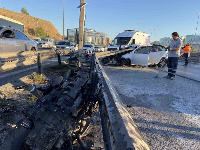 E-5 Karayolu’nda Otomobil Bariyere Ok Gibi Saplandı: 1 Ölü