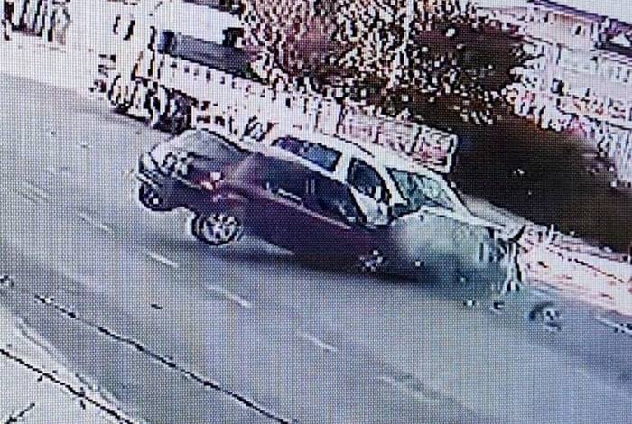 Hafif Ticari Araç İle Otomobil Kafa Kafaya Çarpıştı: 6 Yaralı