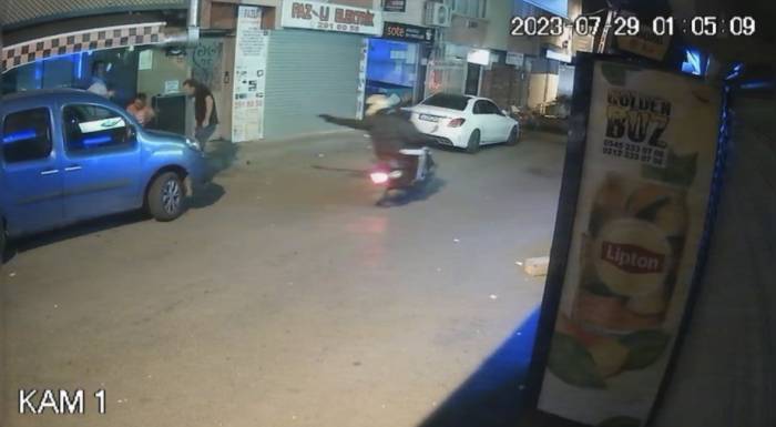 İstanbul’da Silahlı Saldırı Kamerada: Sohbet Ederken Bacağından Vuruldu