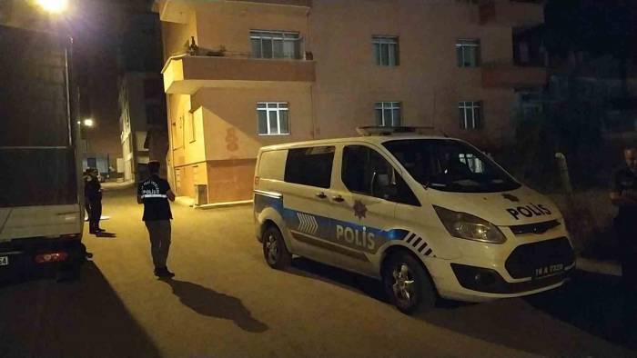 Evin Camlarını Kabza İle Kırdılar Havaya Ateş Edip Kaçtılar