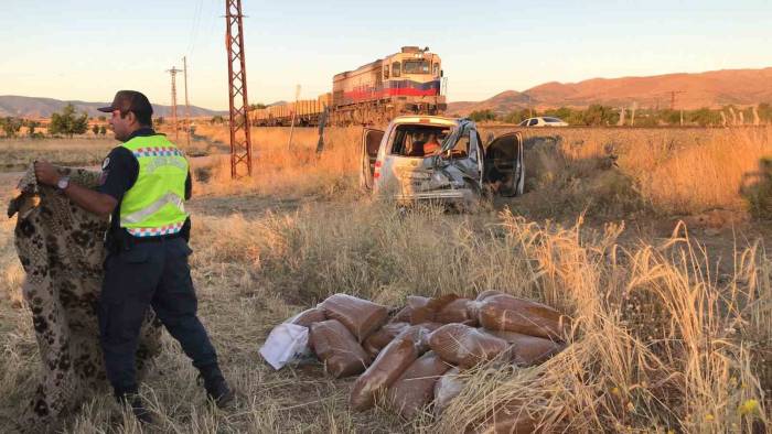 Hafif Ticari Araca Tren Çaptı: Yaralı Sürücü Canının Yerine Taşıdığı Kaçak Tütünü Saklamanın Derdine Düştü