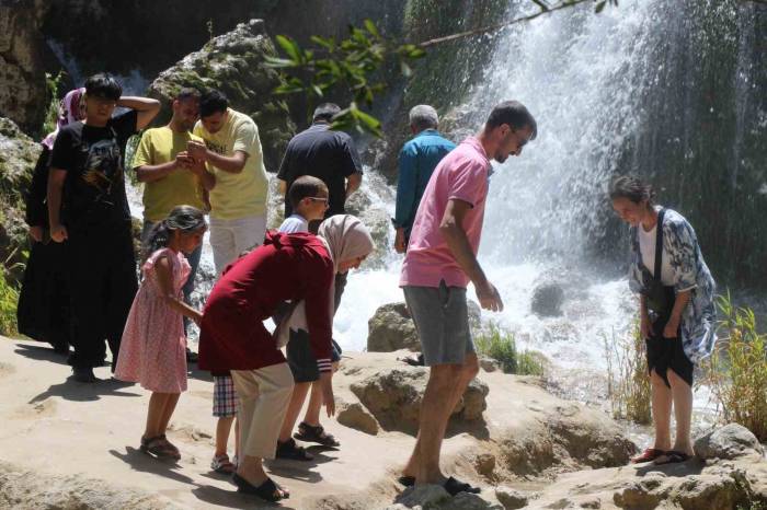 Girlevik Şelalesi’nde Hafta Sonu Yoğunluğu
