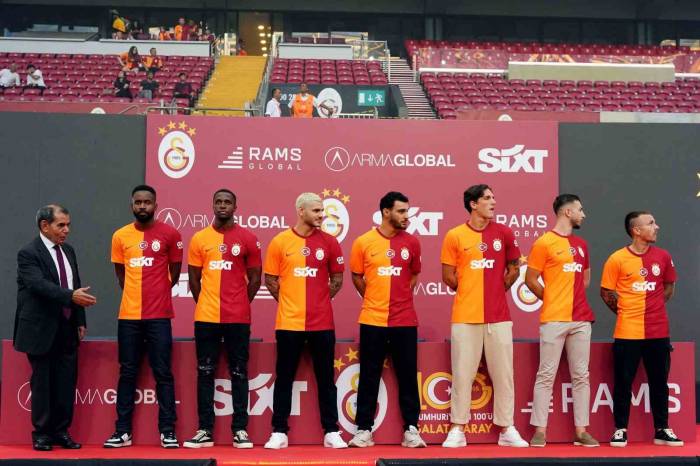 Galatasaray, Yeni Transferlerine Taraftara Açık İmza Töreni Düzenledi