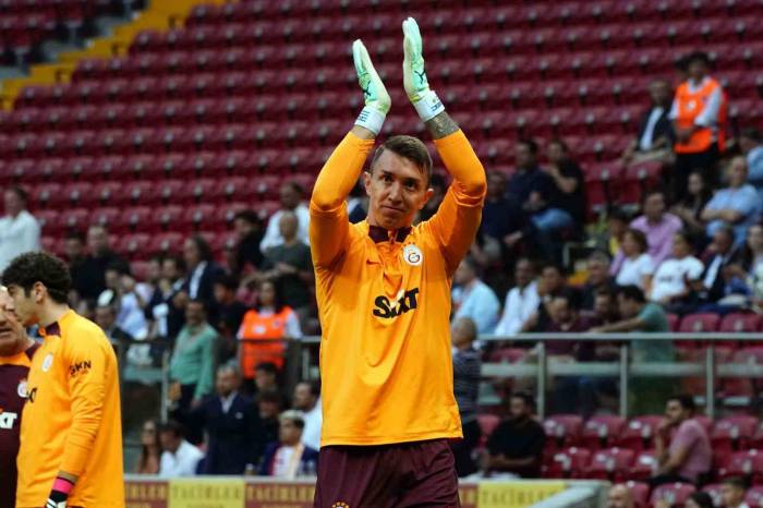 Galatasaray, Zalgiris Maçı Hazırlıklarını Taraftara Açık Antrenman İle Sürdürdü