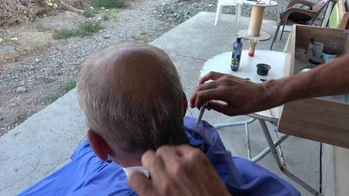 İş Yeri Yıkılan Depremzede Berber Evinin Önünde İşine Devam Ediyor