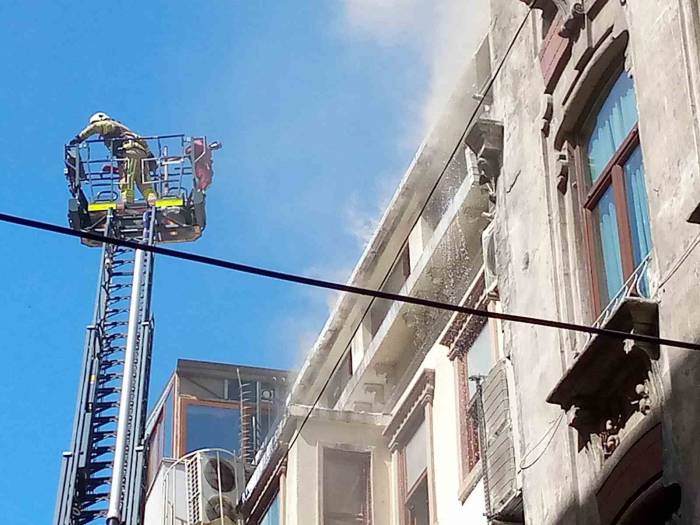İstiklal Caddesi’nde Yangın Paniği
