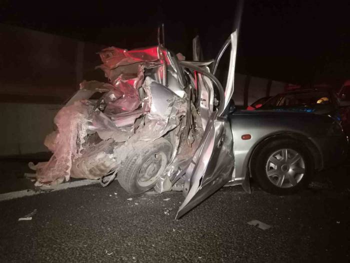 İzmir’de Kamyon Otomobile Arkadan Çarptı: 1 Ölü, 2 Yaralı