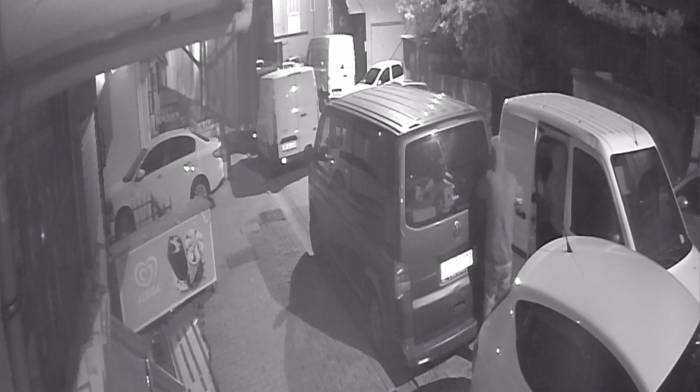 İstanbul’da Film Gibi Hırsızlık Kamerada: Araca Yol Verip Hırsızlığa Devam Ettiler