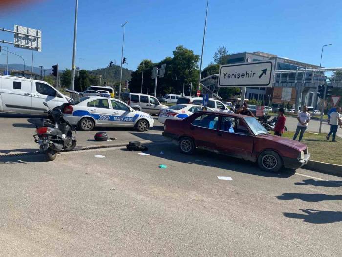 Kırmızı Işıkta Geçen Otomobil İle Motosiklet Çarpıştı