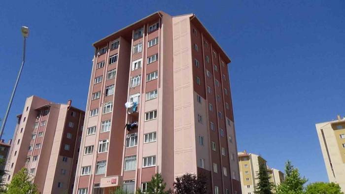 Pencere Silerken 8. Kattan Düşen 3 Çocuk Annesi Kadın Hayatını Kaybetti