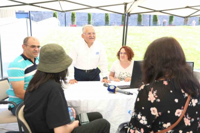 Başkan Büyükkılıç, ’kayseri Kariyer’ Ve ’üniversite Tanıtım Ve Tercih Danışmanlığı’ Stantlarını Ziyaret Etti