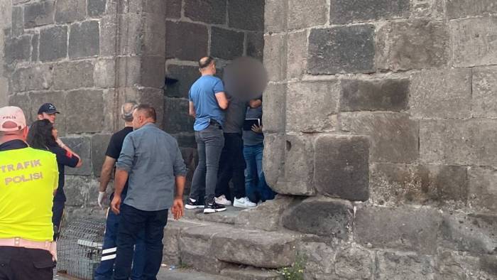 İntihar İçin Kale Surlarına Çıkan Şahsı Polis İkna Etti