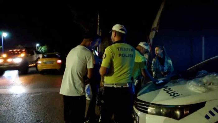 Yasa Dışı Kesici Alet Satmaktan Aranan Şahıs Trafik Uygulama Noktasında Yakalandı
